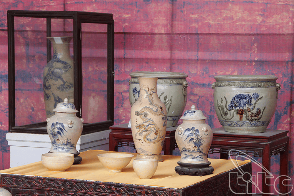 Ngoài ra, du khách có thể ghé thăm Bảo tàng gốm Bát Tràng để chiêm ngưỡng các hiện vật gốm sứ theo dòng lịch sử (Nguồn: Cục Du lịch Quốc gia Việt Nam)